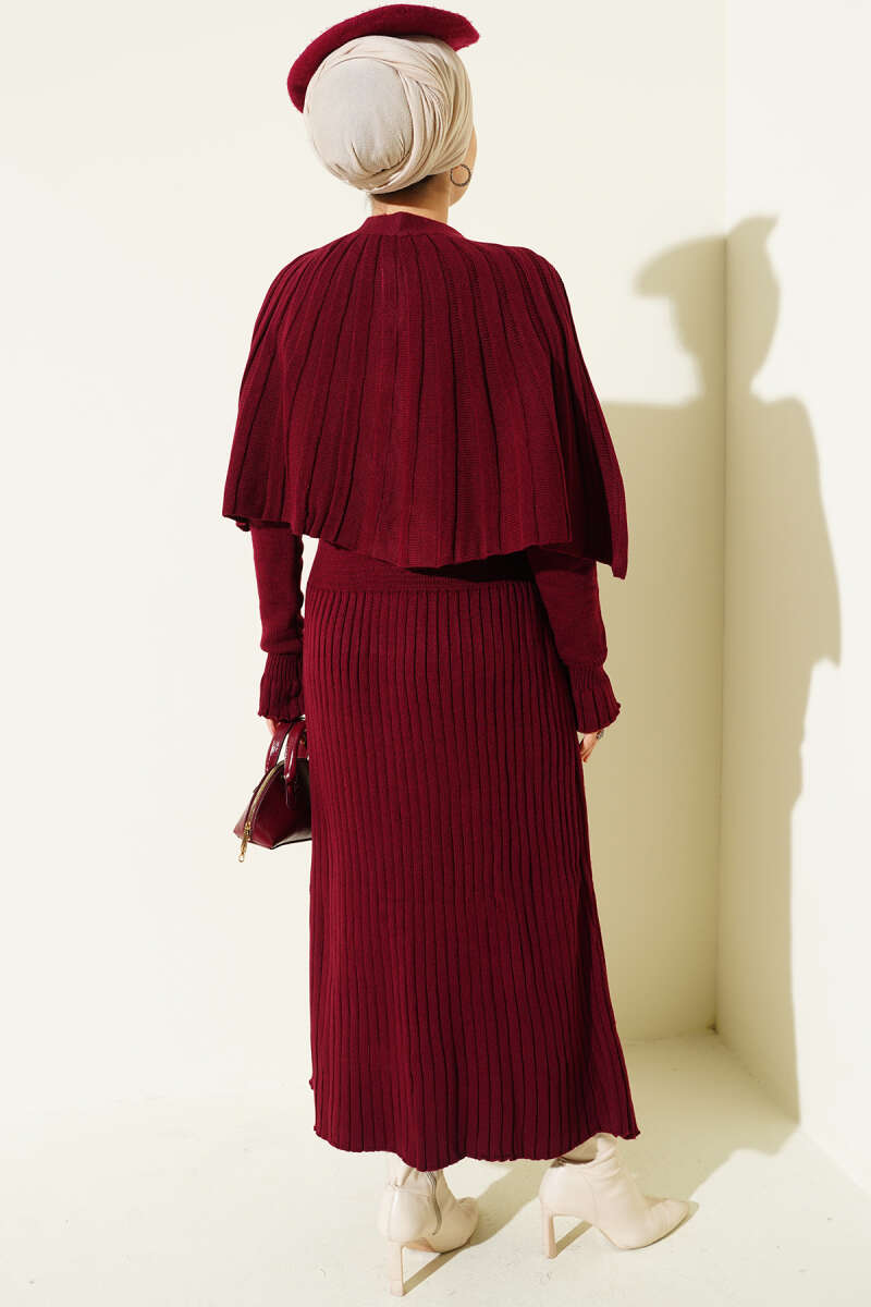 Ensemble robe en tricot avec cape boutonnée bordeaux