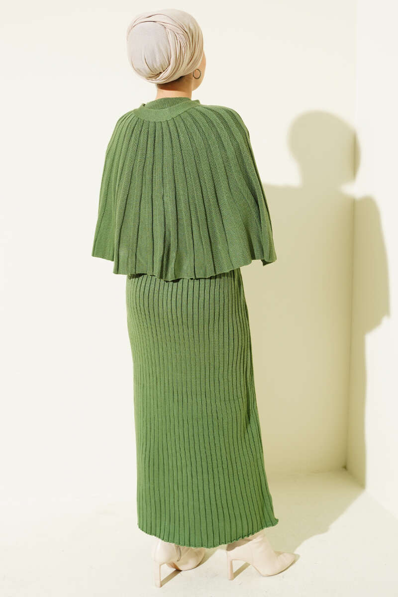 Ensemble robe en tricot avec cape boutonnée vert
