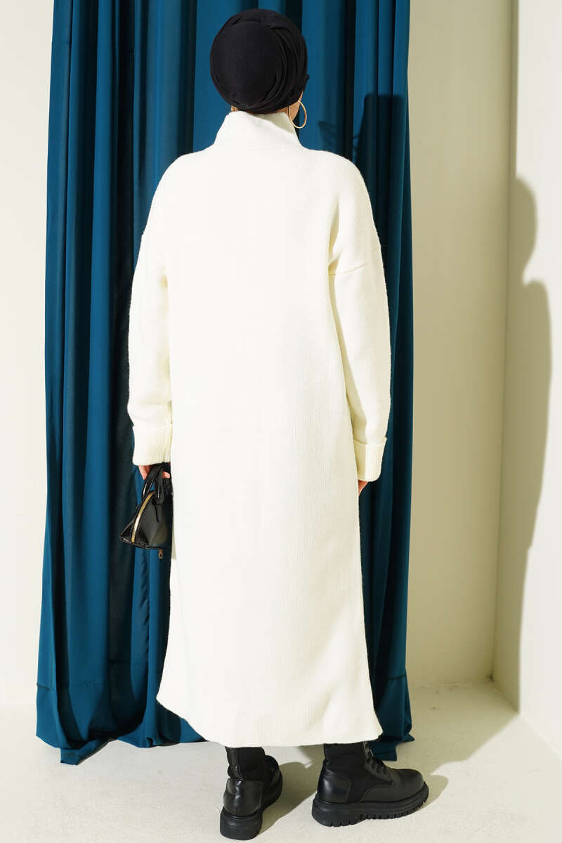 Cardigan long en tricot avec boutons métal doré écru