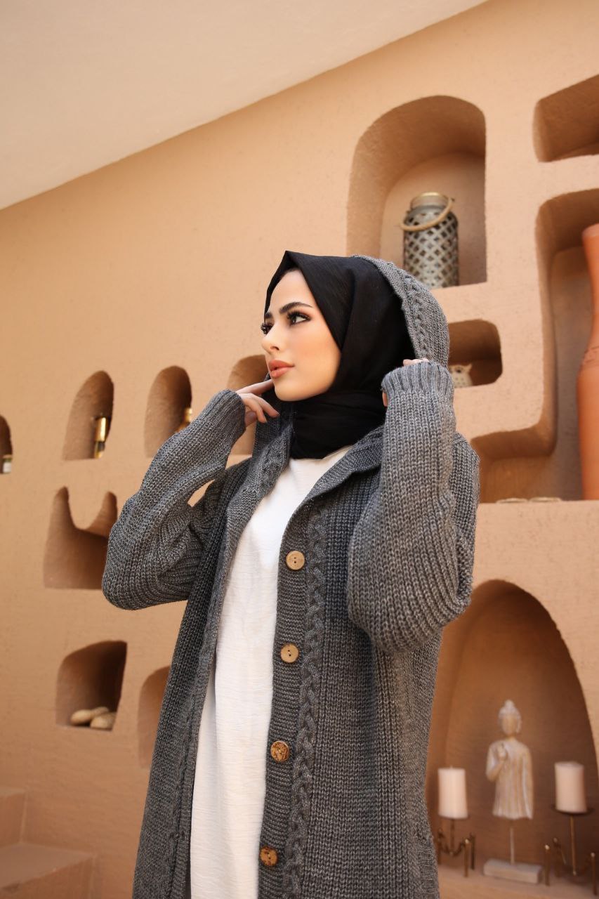 Lange Strickjacke mit Kapuze – geräuchert