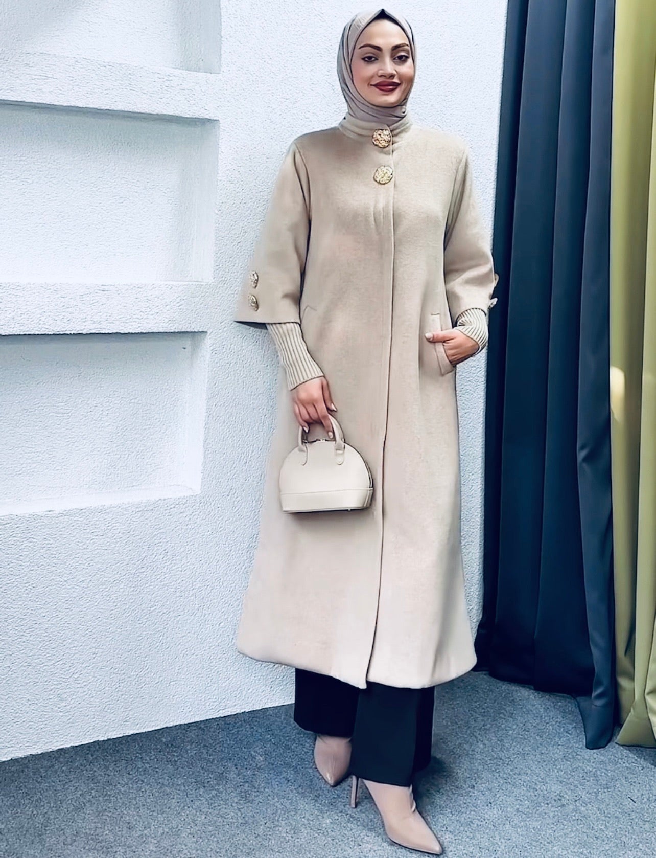 Gold düğmeli kaban bej