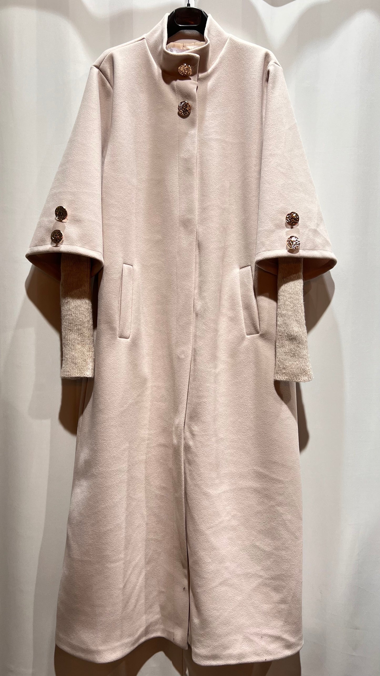 Gold düğmeli kaban bej