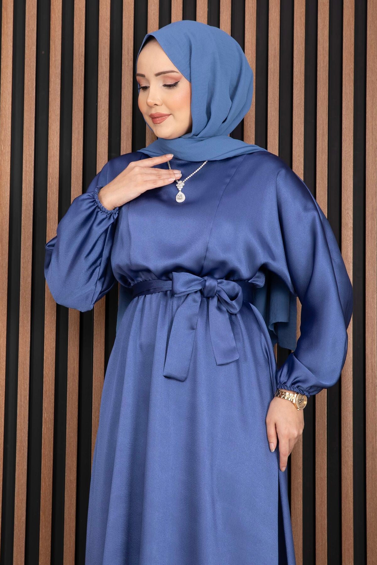 Beli Büzgülü Kuşaklı Tesettür Elbise mavi