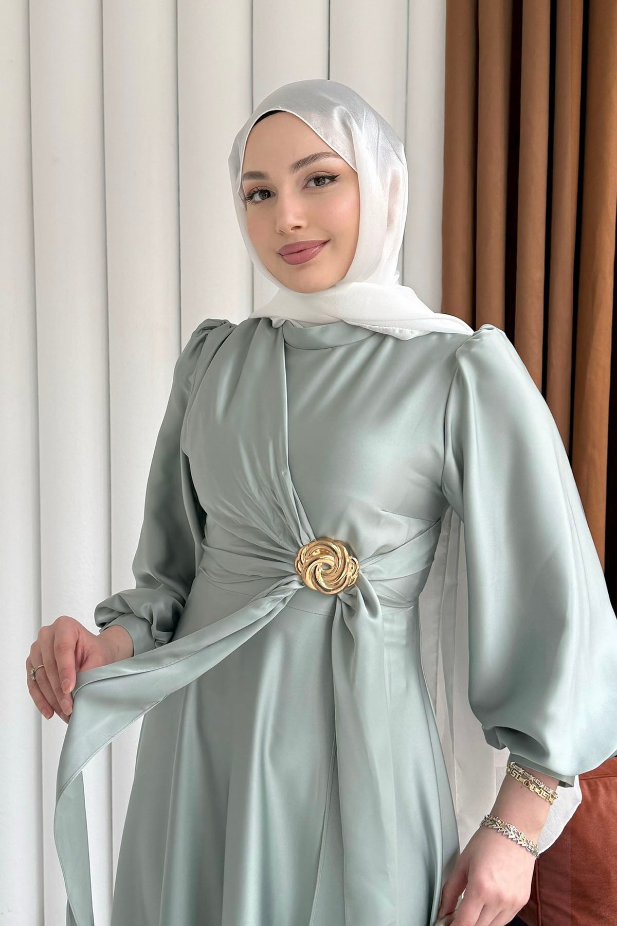 Robe de soirée en satin premium avec détails en broderie - vert d'eau