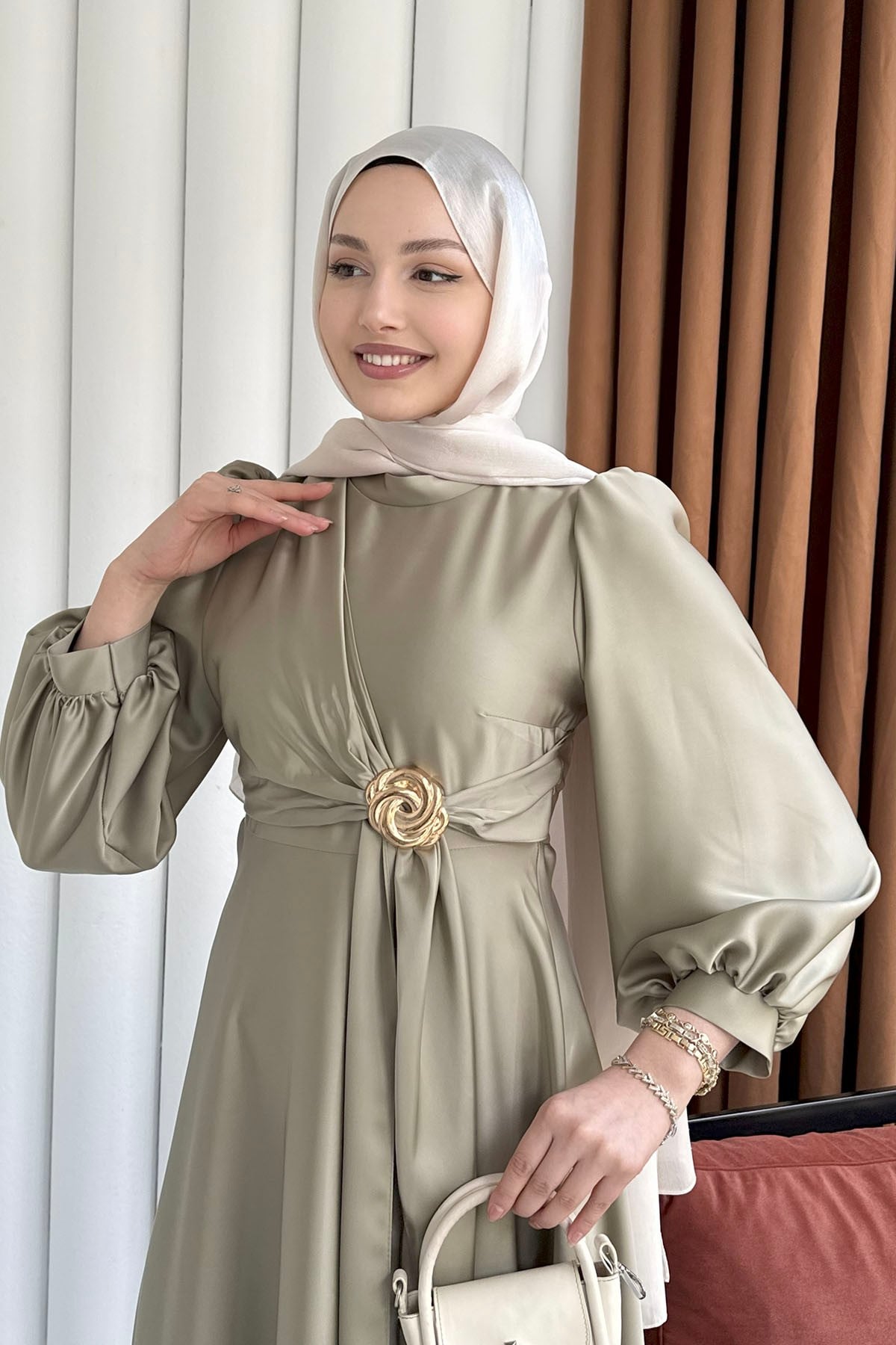 Broş Detaylı Premium Kumaş Saten Tesettür Abiye- haki