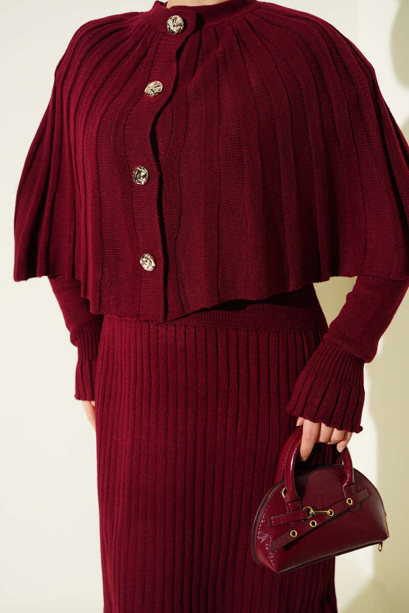Ensemble robe en tricot avec cape boutonnée bordeaux