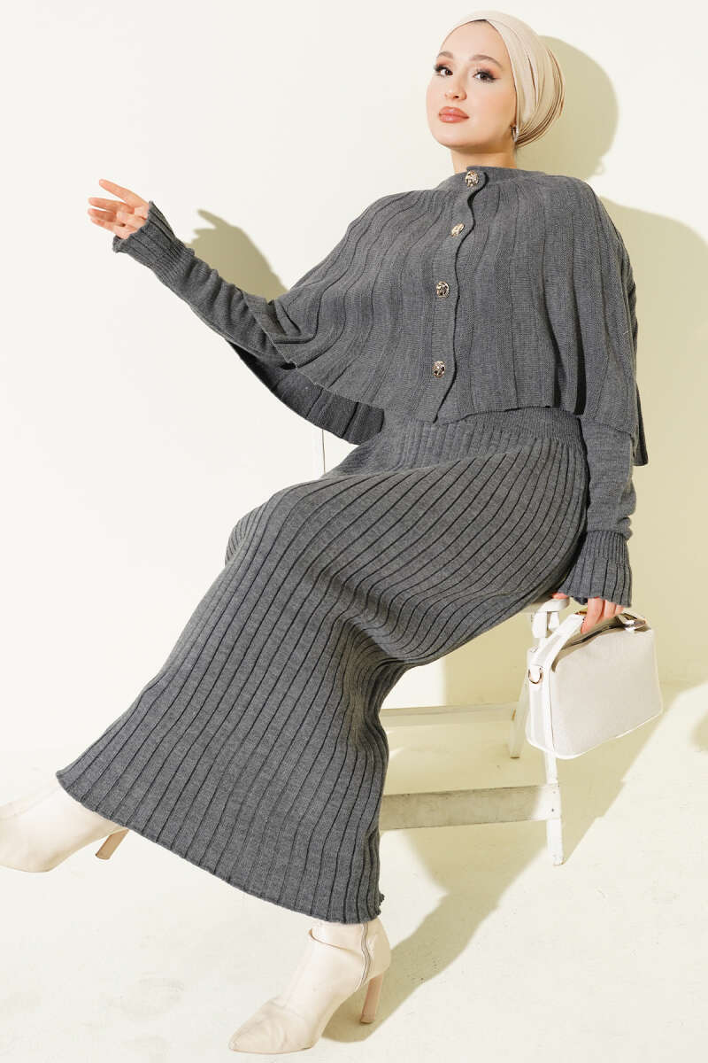 Ensemble robe en tricot avec cape boutonnée gris