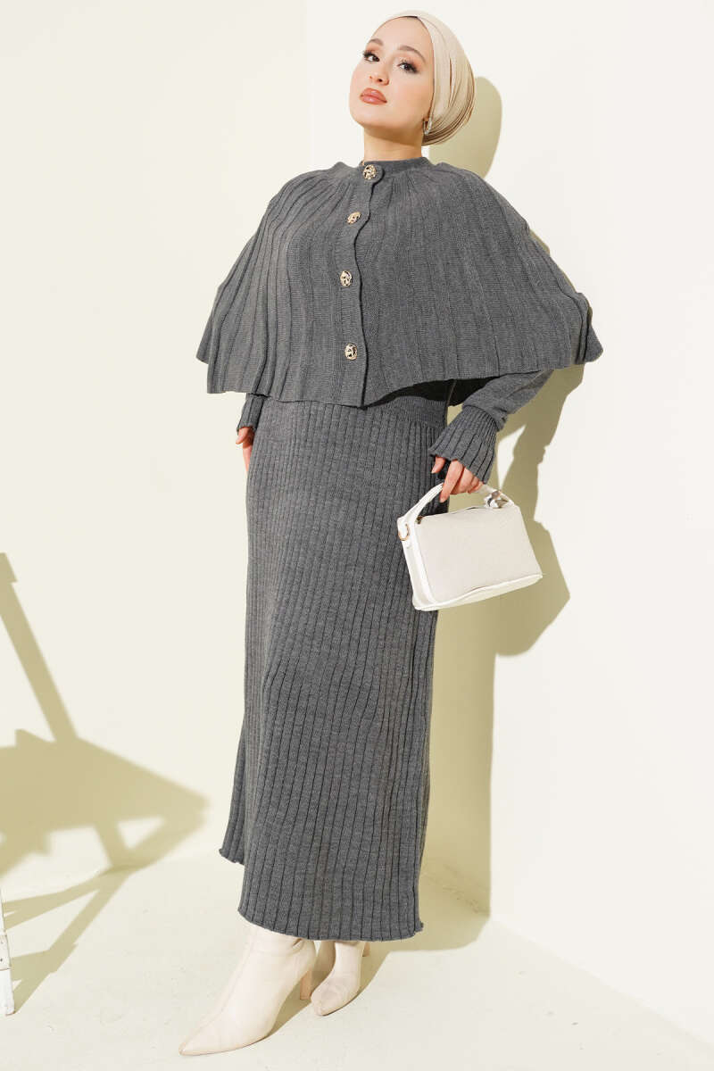 Ensemble robe en tricot avec cape boutonnée gris