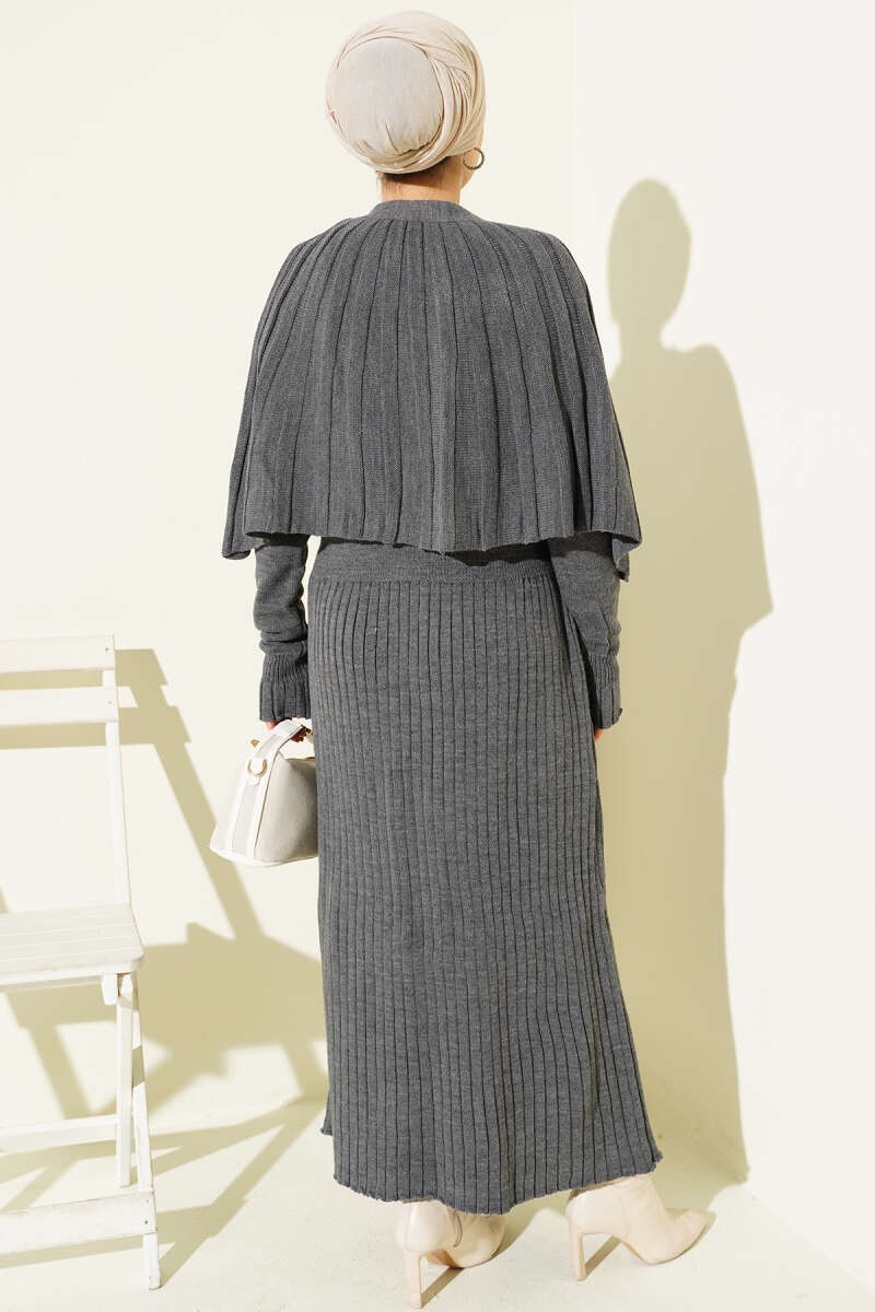 Ensemble robe en tricot avec cape boutonnée gris