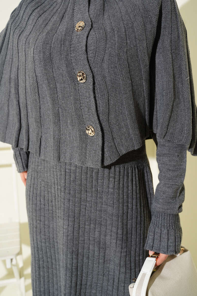 Ensemble robe en tricot avec cape boutonnée gris