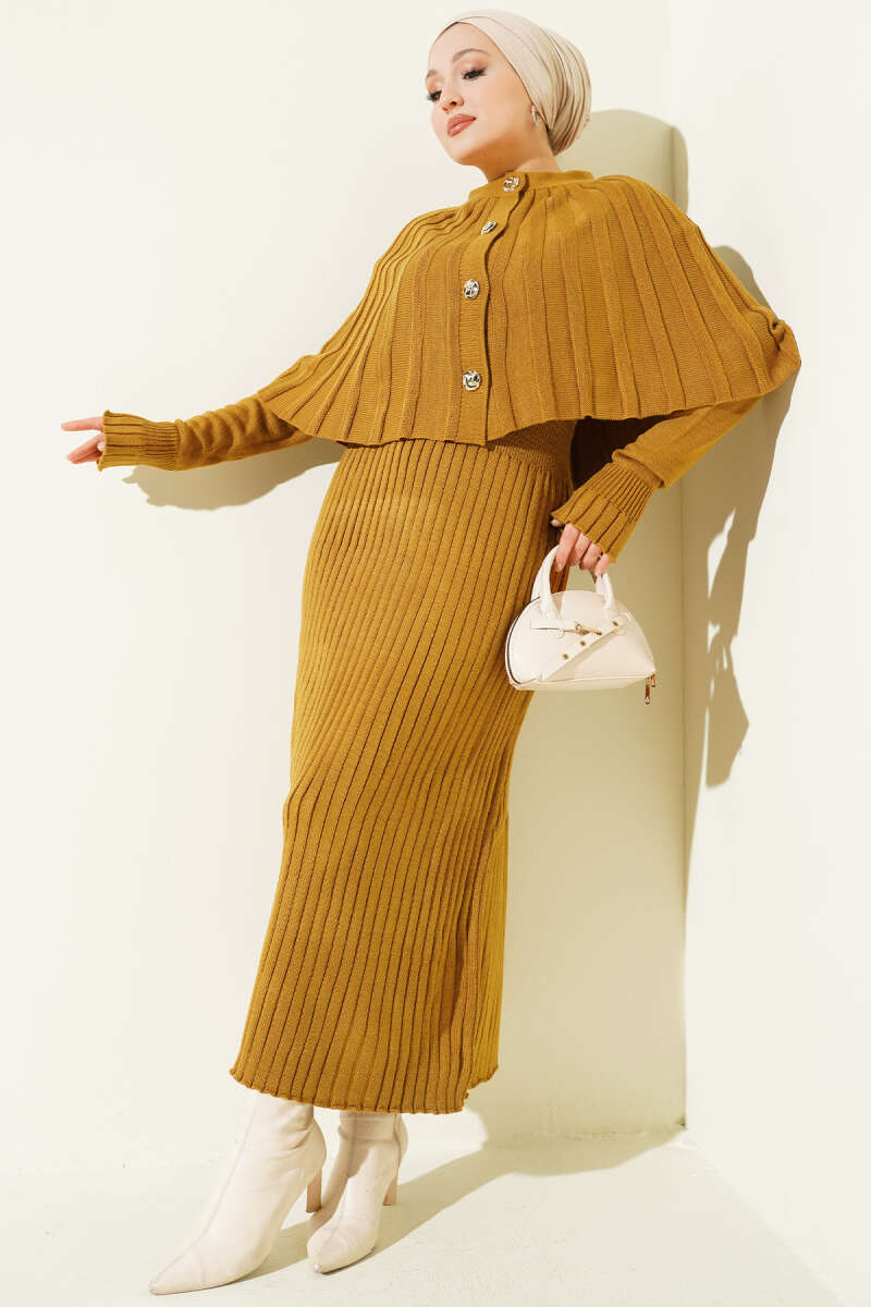 Ensemble robe en tricot avec cape boutonnée moutarde