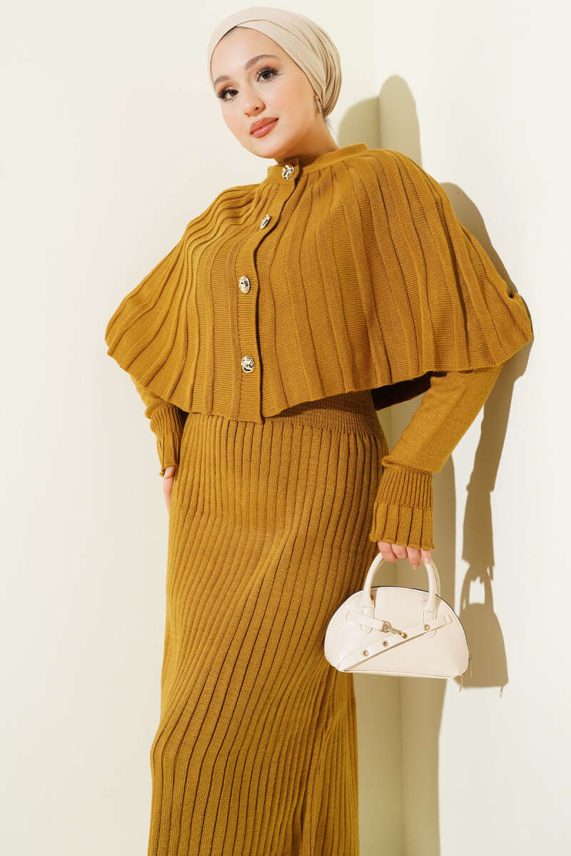 Ensemble robe en tricot avec cape boutonnée moutarde