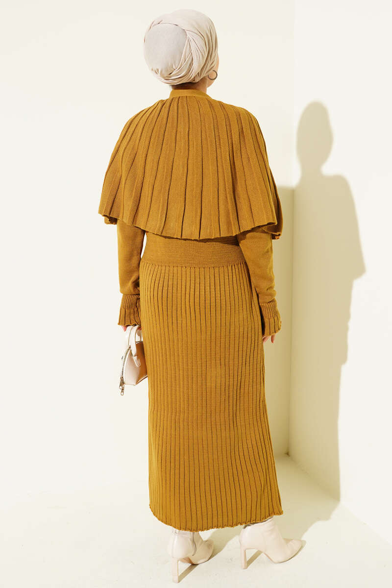 Ensemble robe en tricot avec cape boutonnée moutarde