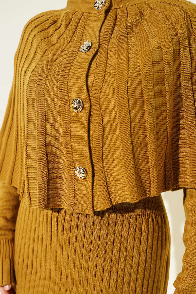 Ensemble robe en tricot avec cape boutonnée moutarde