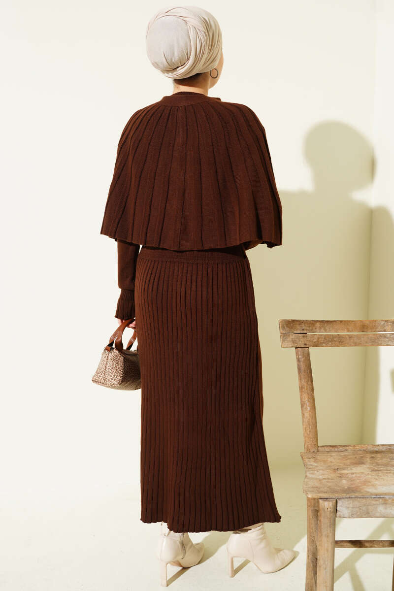 Ensemble robe en tricot avec cape boutonnée marron