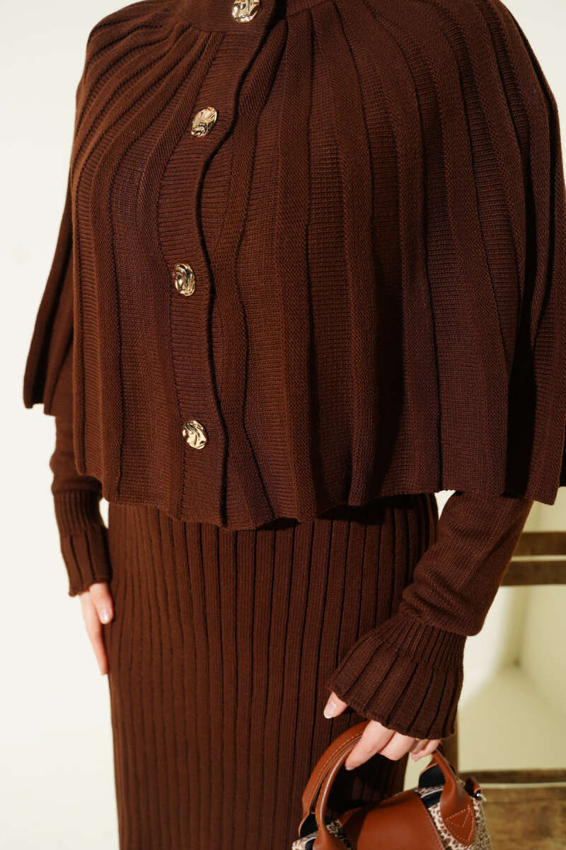 Ensemble robe en tricot avec cape boutonnée marron