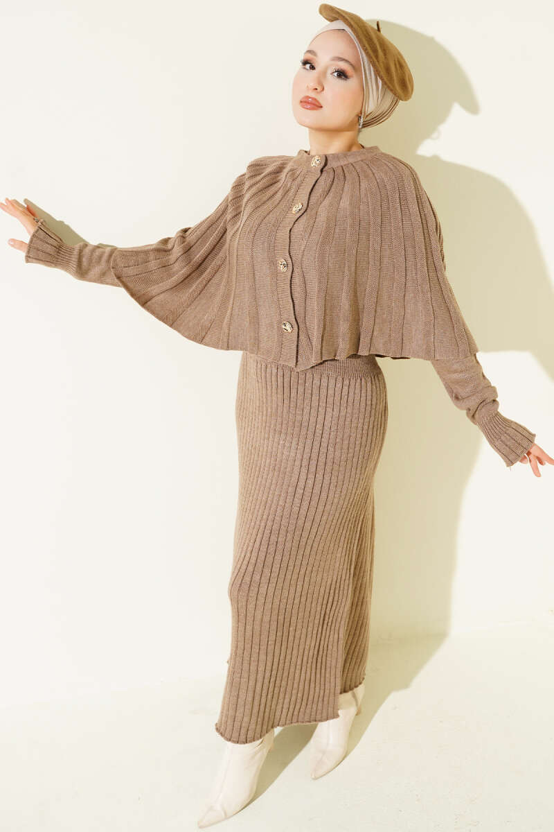 Ensemble robe en tricot avec cape boutonnée couleur vison