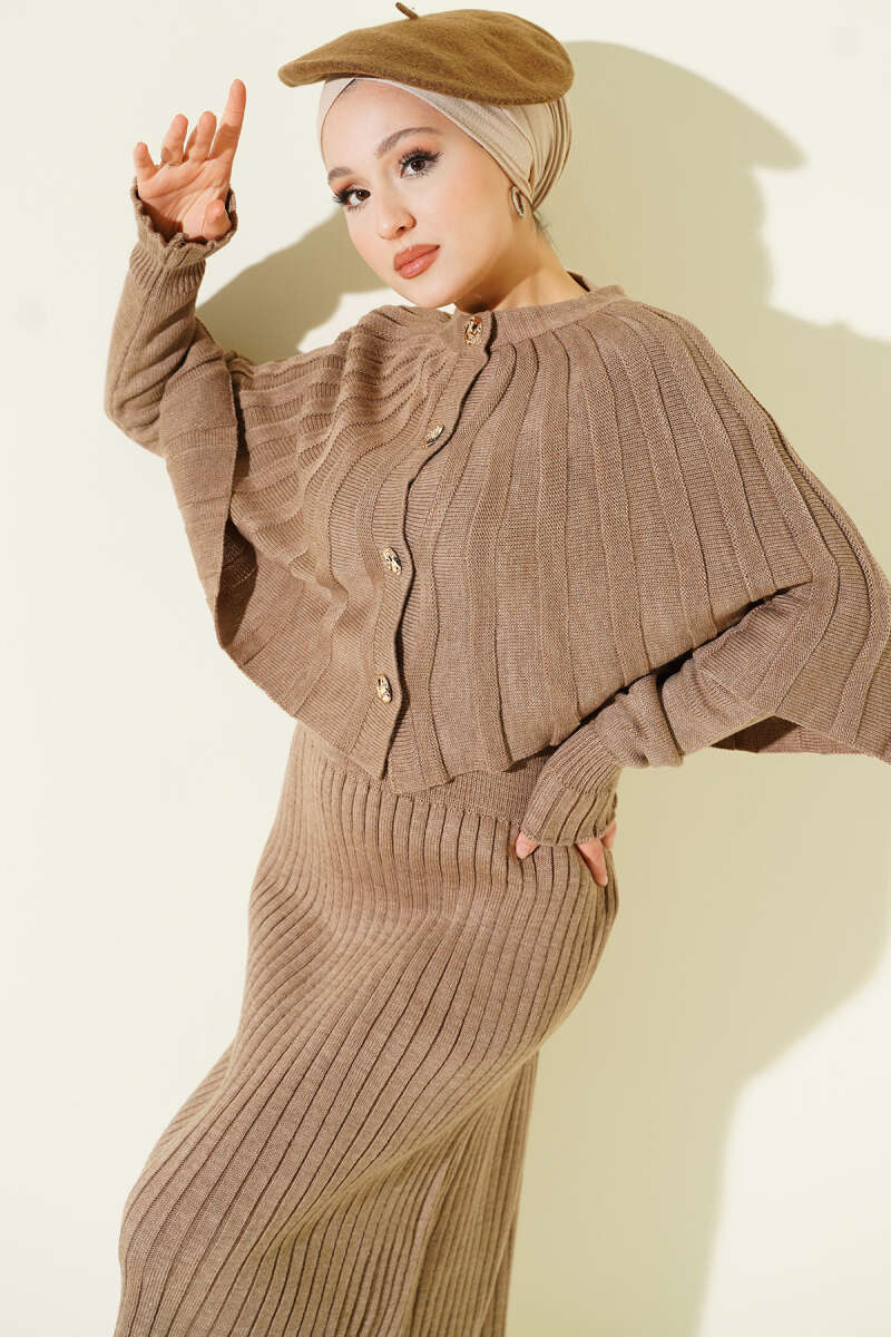 Ensemble robe en tricot avec cape boutonnée couleur vison