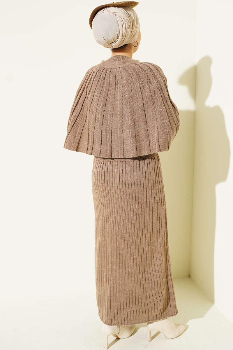 Ensemble robe en tricot avec cape boutonnée couleur vison