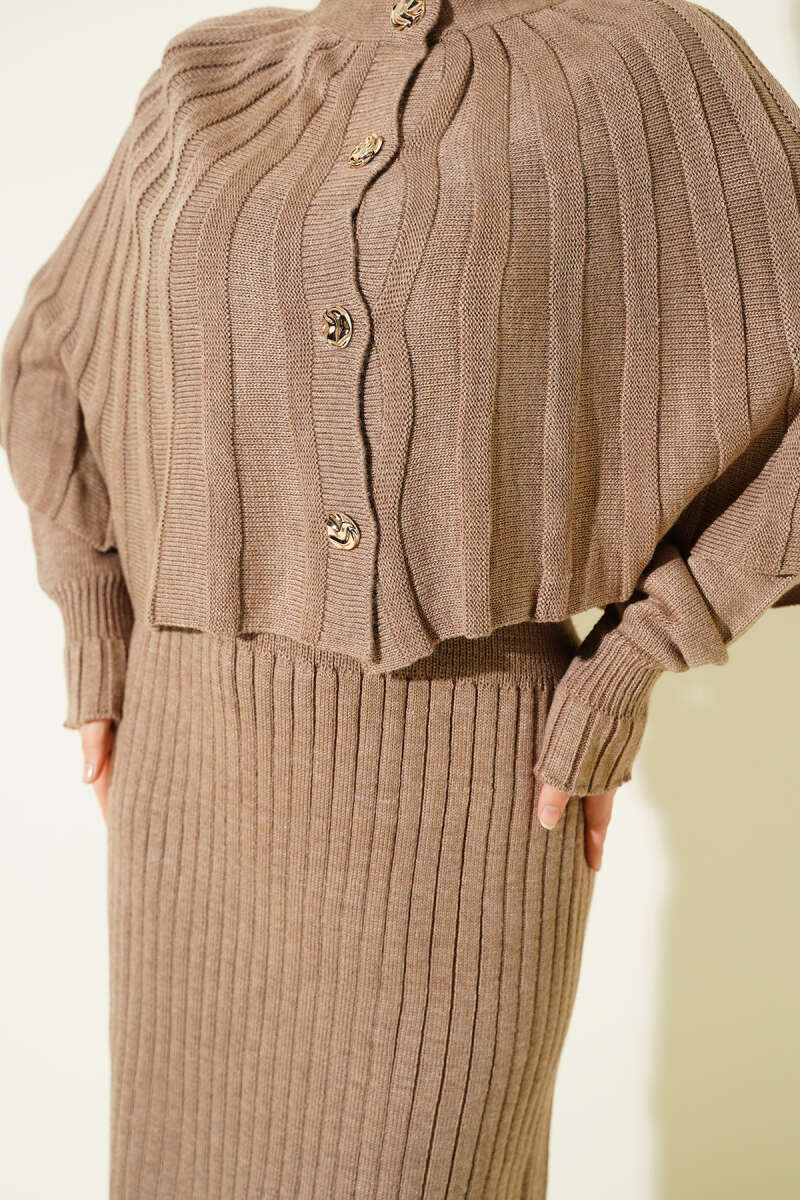 Ensemble robe en tricot avec cape boutonnée couleur vison