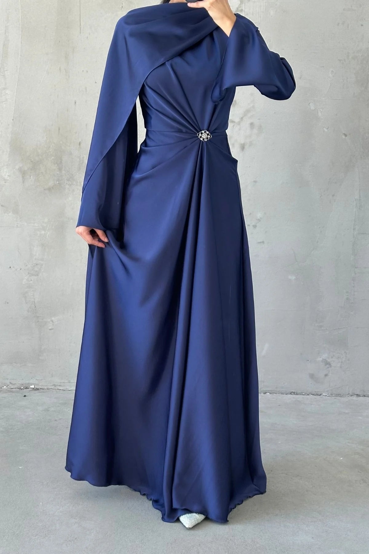 Broş Detaylı Saten Abiye Lacivert