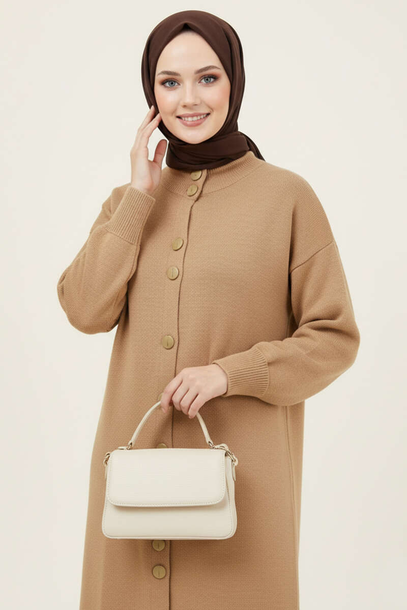 Cardigan long en tricot beige avec boutons métal doré