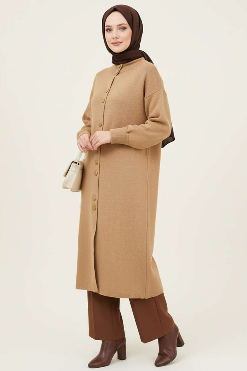 Cardigan long en tricot beige avec boutons métal doré