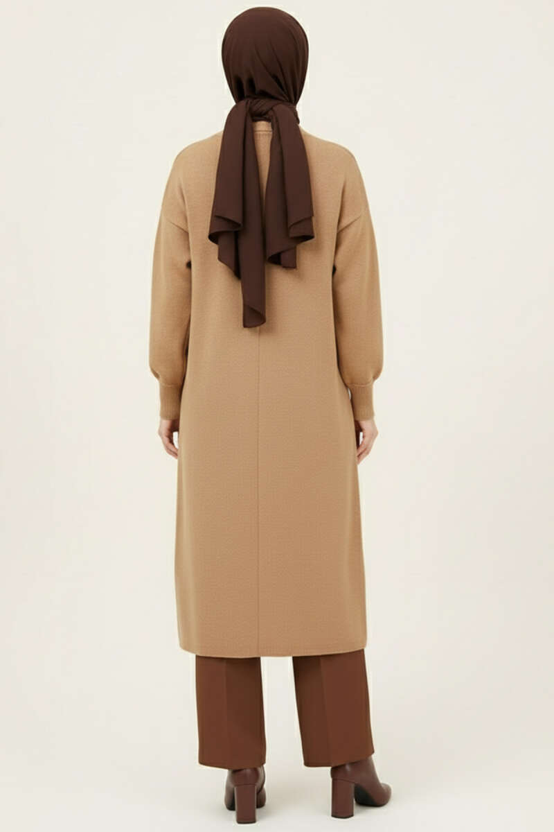 Cardigan long en tricot beige avec boutons métal doré