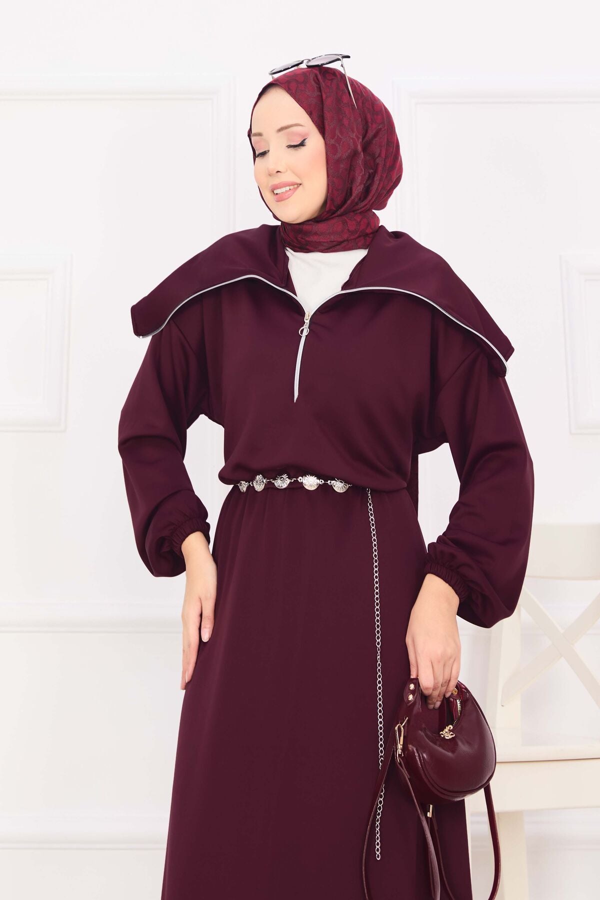 Schalkragen Ketten Gürtel Tesettür Kleid bordo