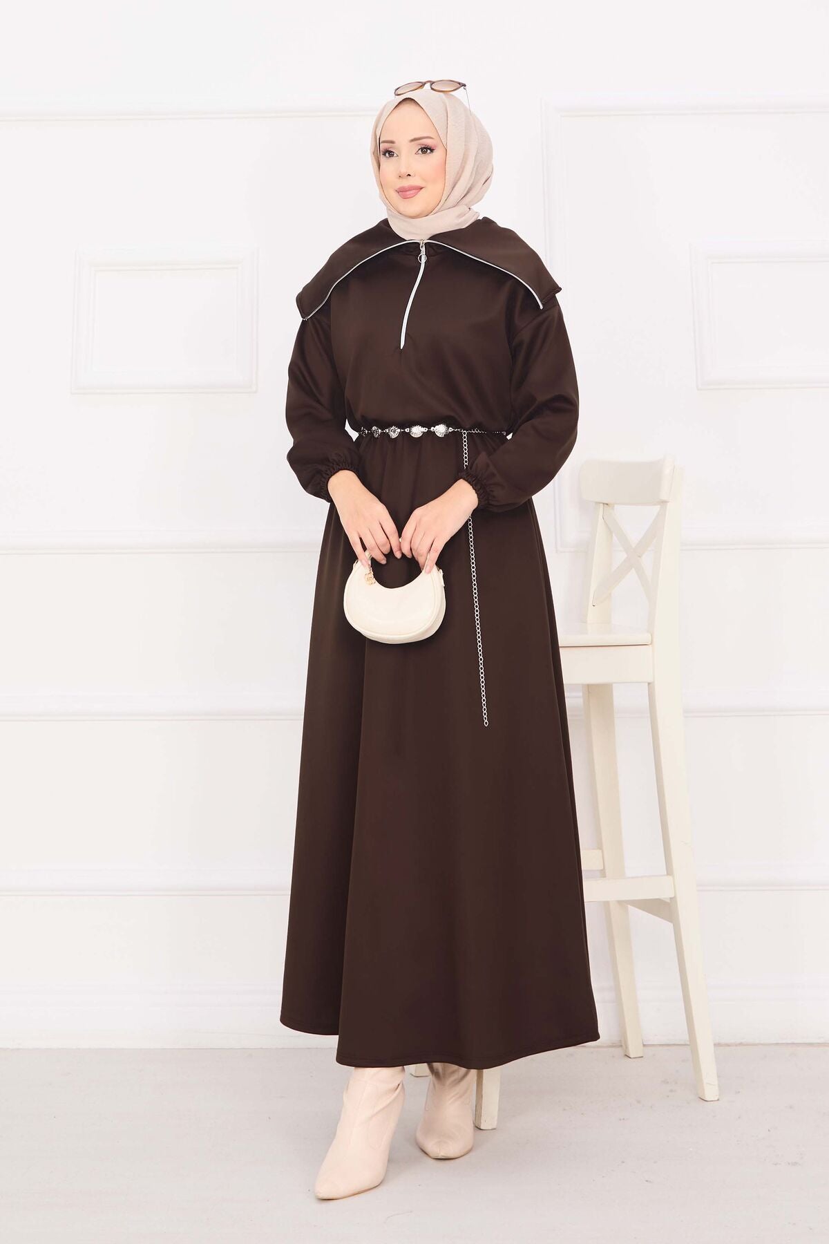 Şal Yaka  Zincir Kemerli Tesettür Elbise Kahverengi
