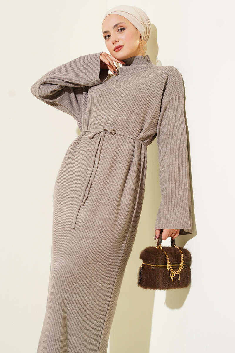 Lässiges Strickkleid mit Gürtel in Visonfarbe