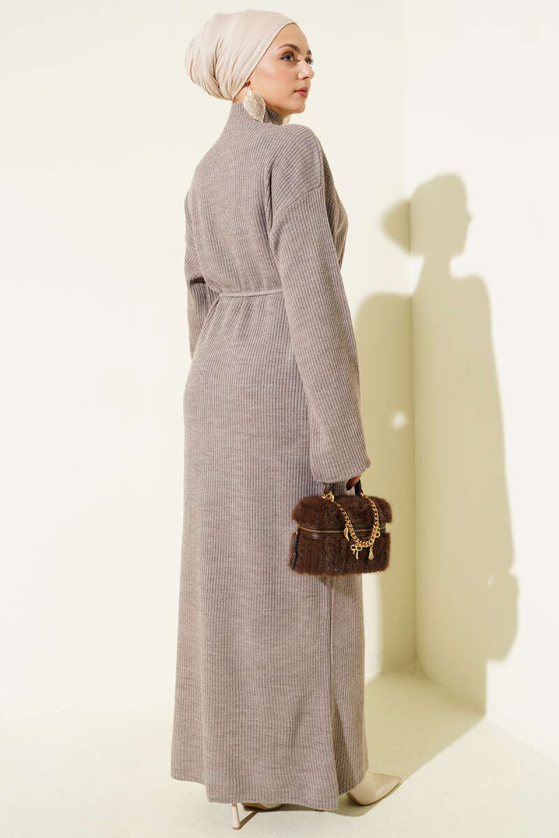 Lässiges Strickkleid mit Gürtel in Visonfarbe