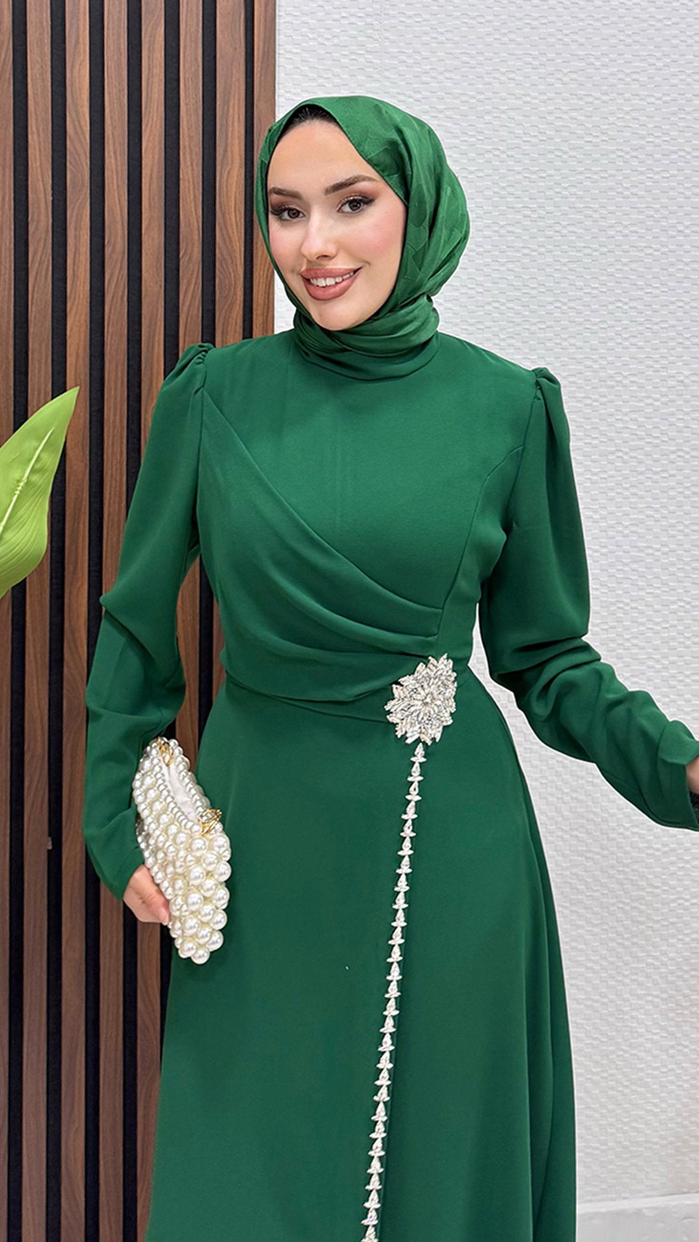 Taillenband besticktes Krepp-Abendkleid Smaragd