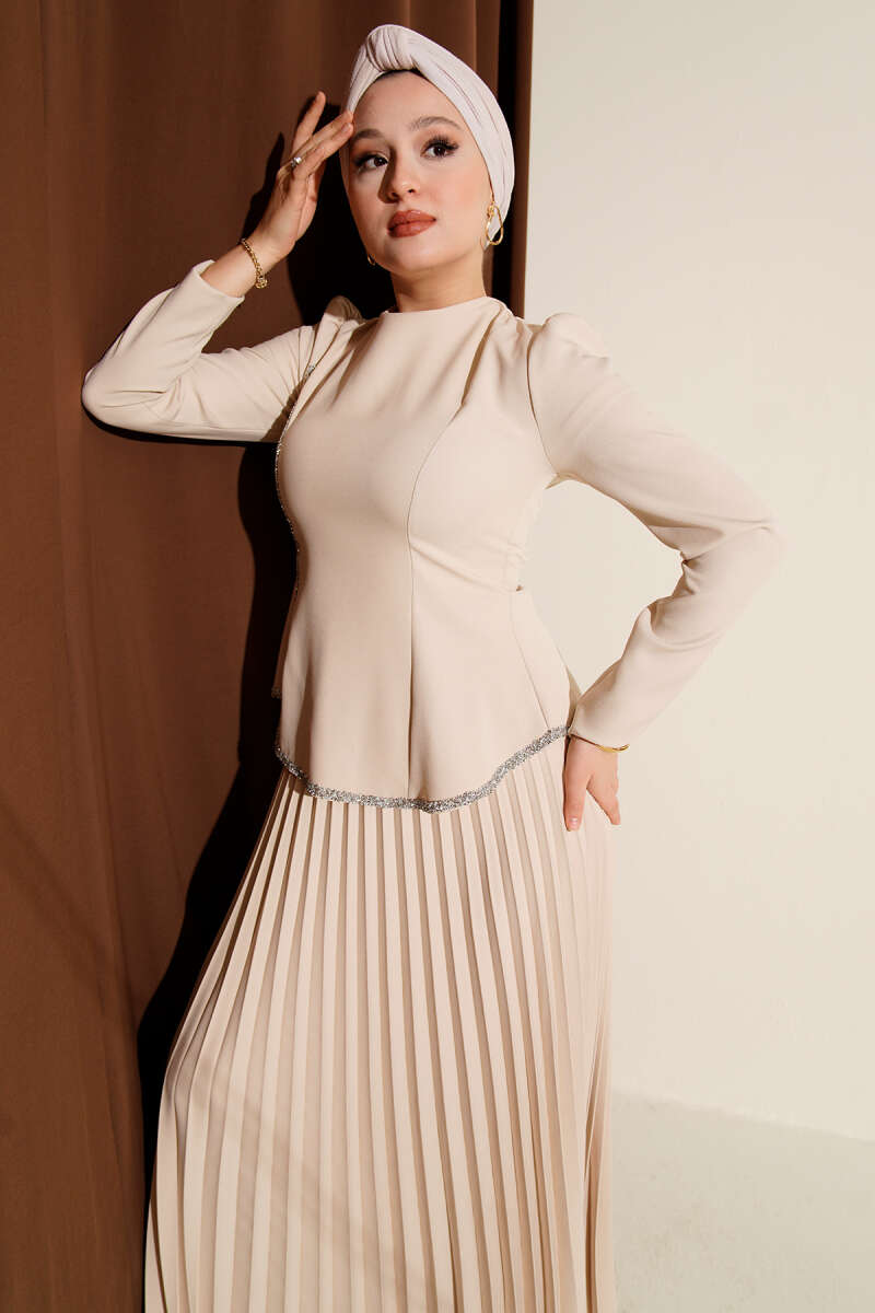 Zweiteiliges Set mit Stein-Detail und Falten, Beige