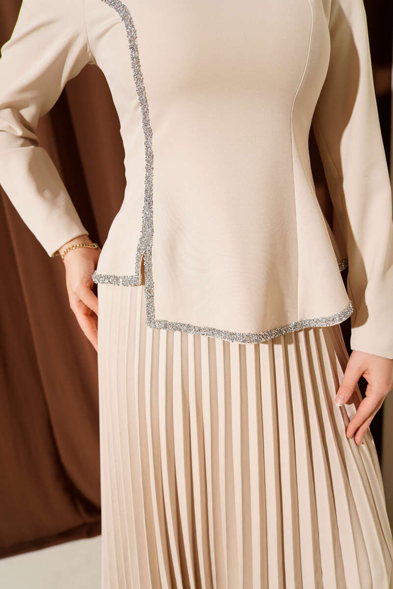 Zweiteiliges Set mit Stein-Detail und Falten, Beige