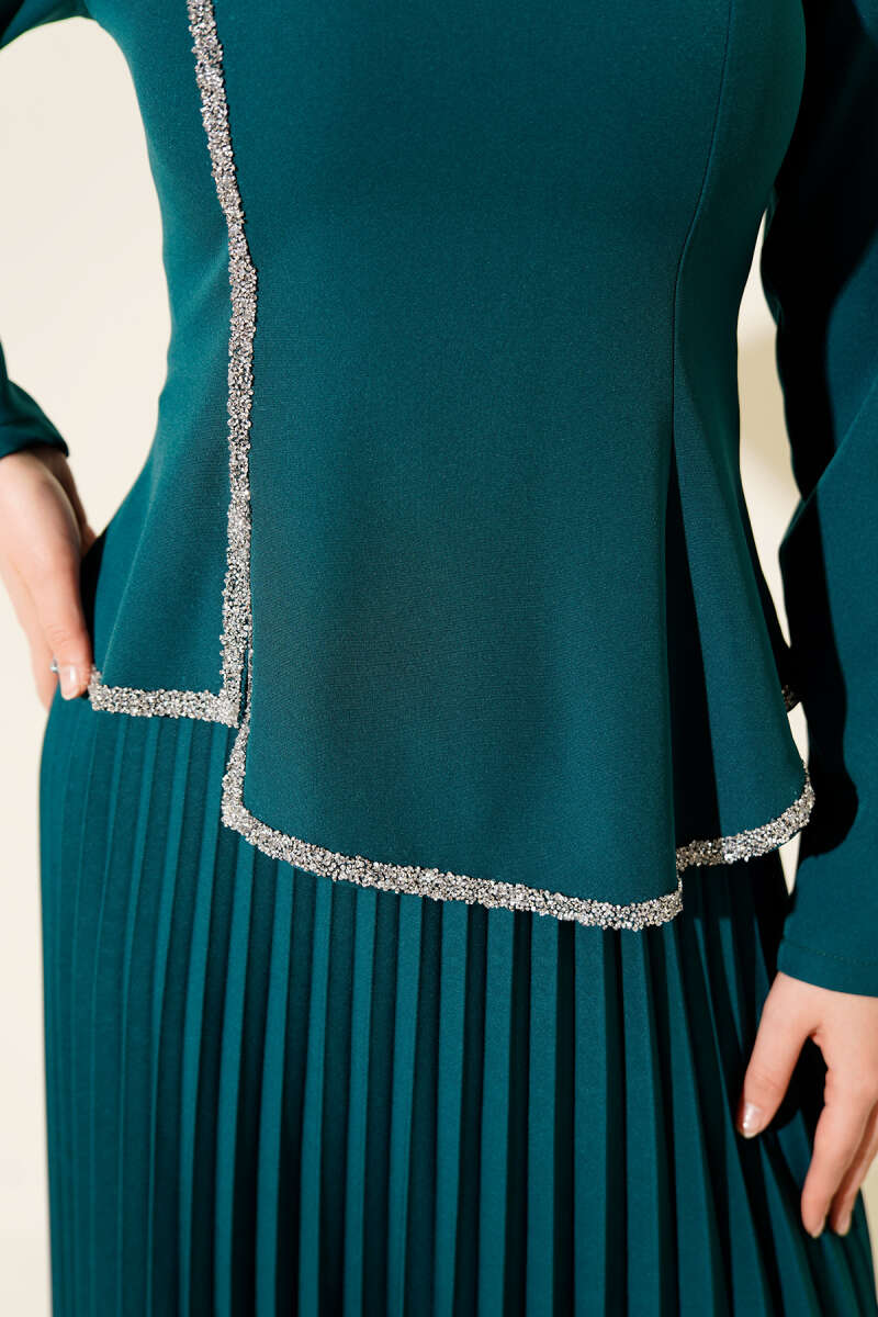 Zweiteiliges Set mit Stein-Details und Falten in Smaragdgrün