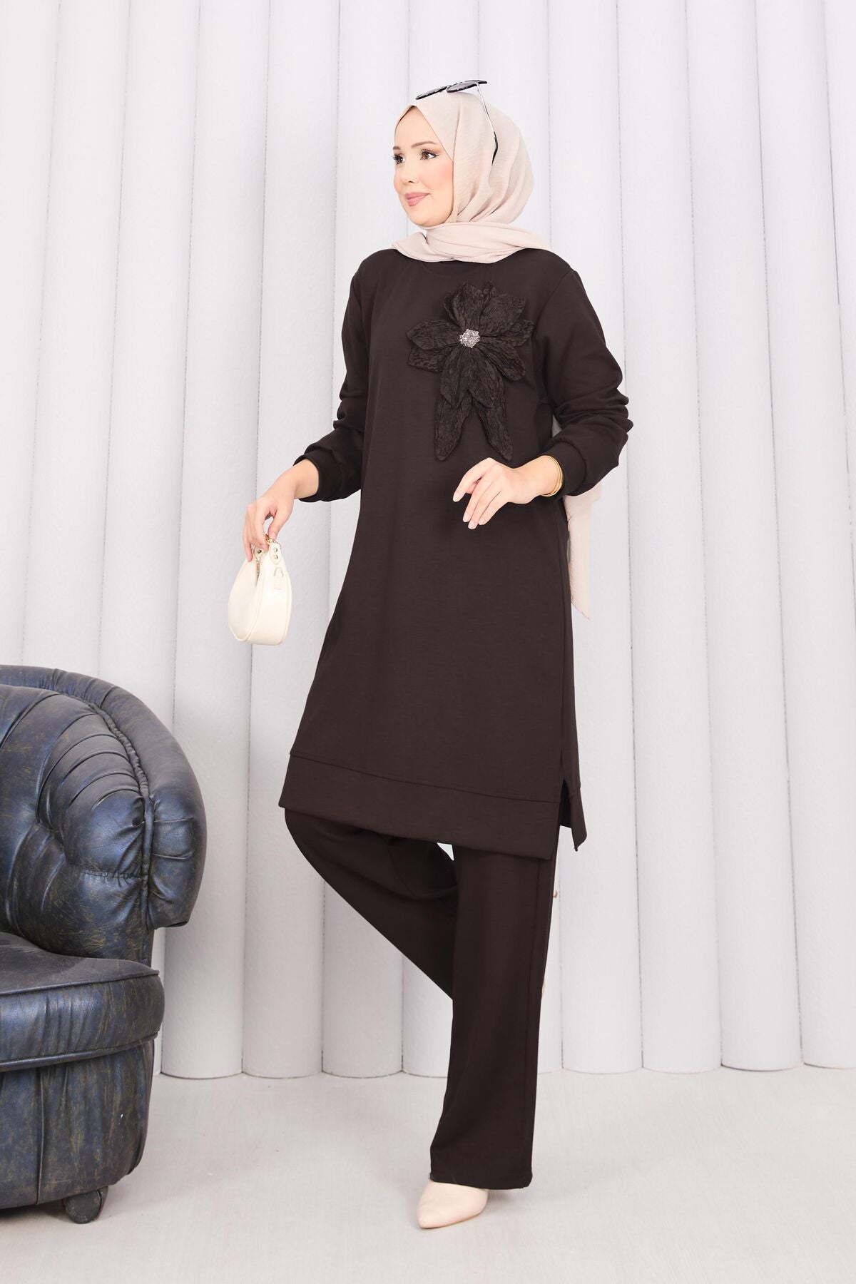 Taş İşlemeli Kabartma Çiçekli Tesettür Takım kahverengi