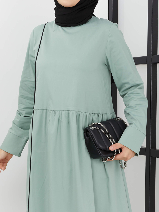Hijab-Kleid mit schäbigen Streifen und Details - Grün